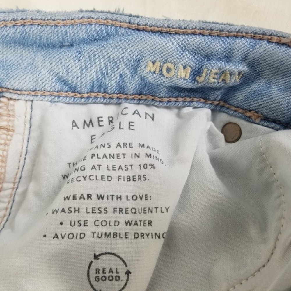 American Eagle Mom Jean Light Wash Distressed High Waisted Denim Blue 4 Short - Picture 9 of 11